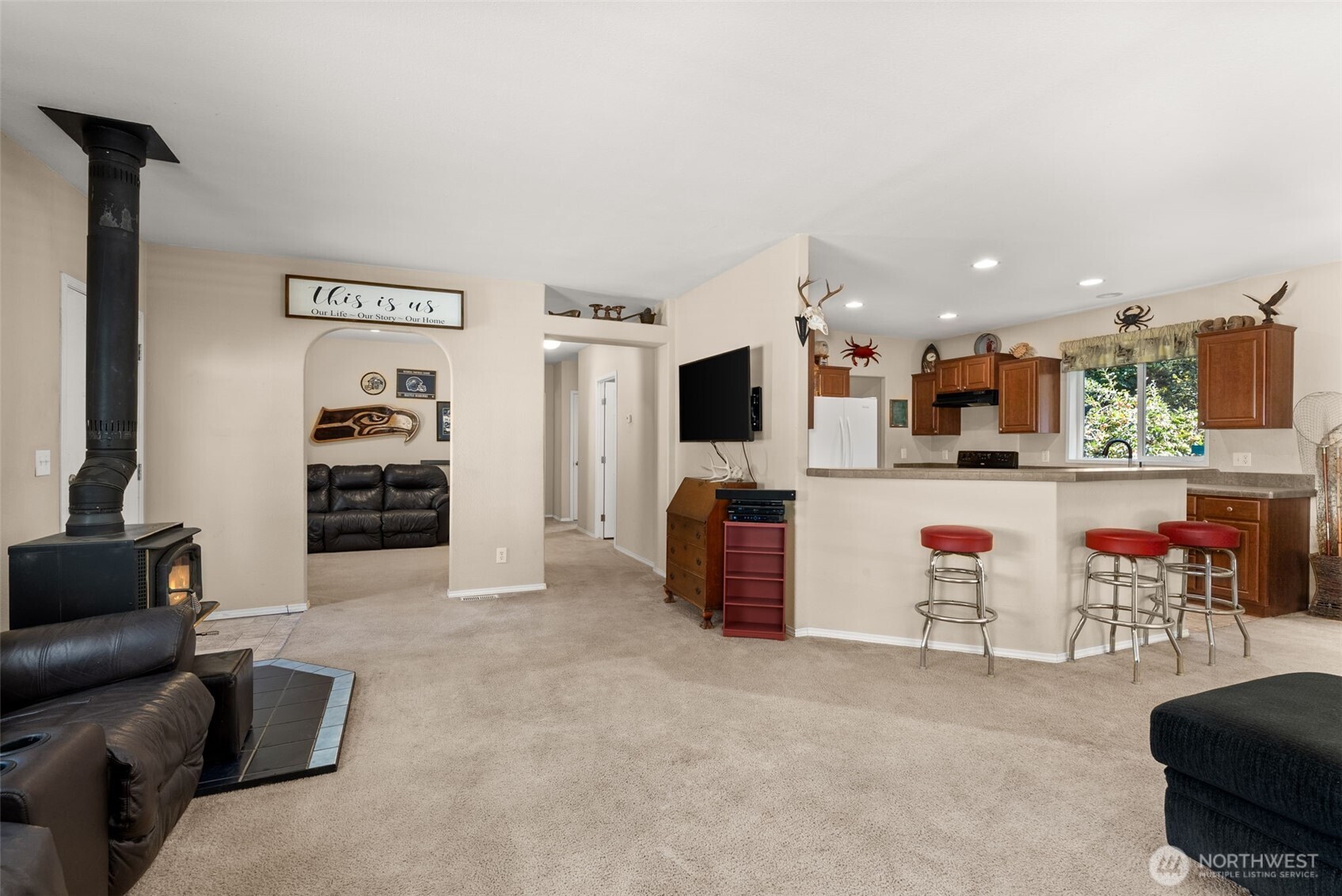 22010 Summers Road Centralia, WA 98531 - Photo 8 of 33 a living room with furniture and kitchen view