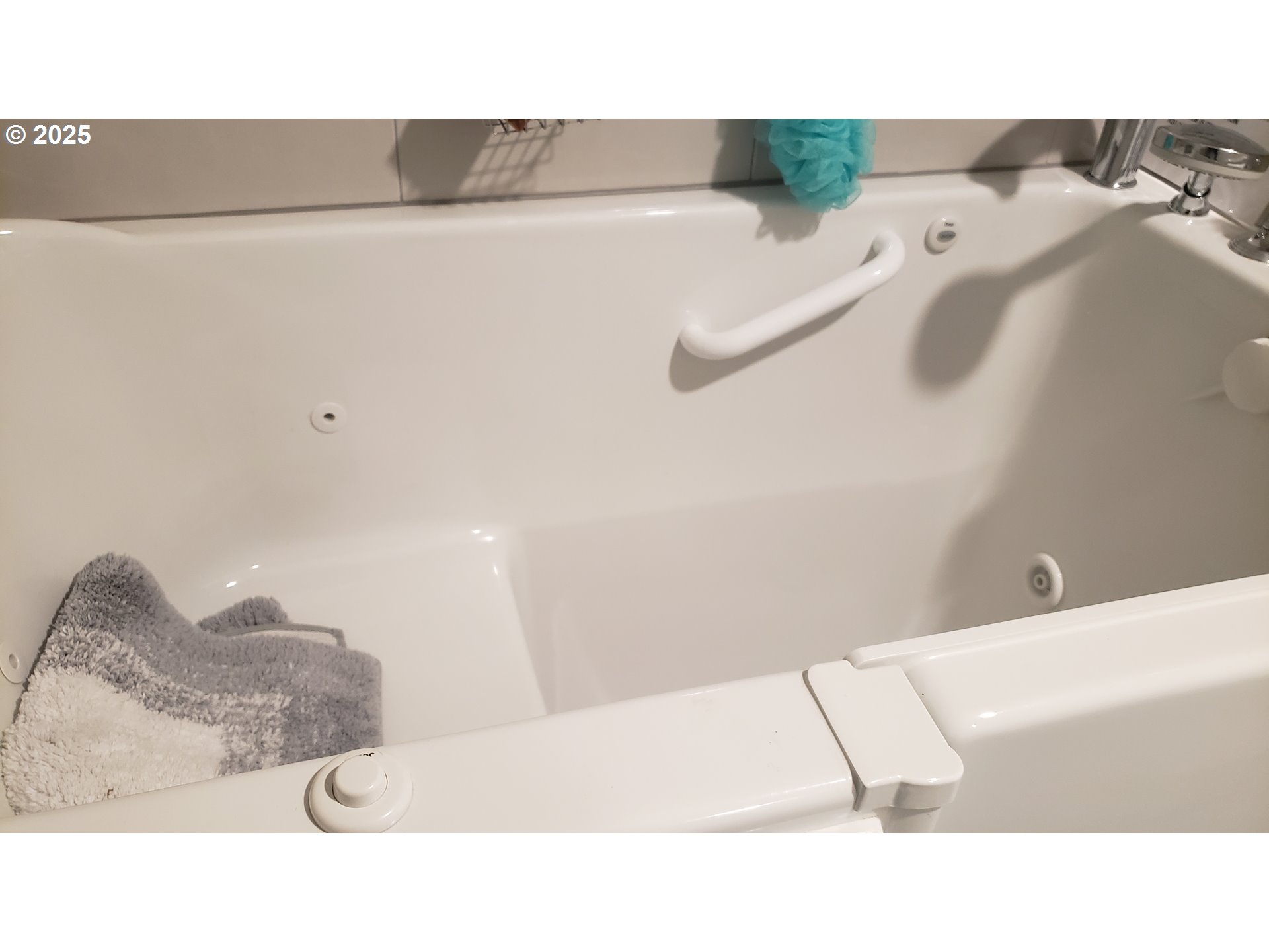 1026 Southeast 213th Avenue Gresham, OR 97030 - Photo 9 of 27 Kitchen/Family Room