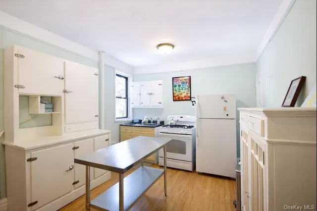 $2,000 | 1080 Warburton Avenue, Unit 3G, Yonkers, NY 10701