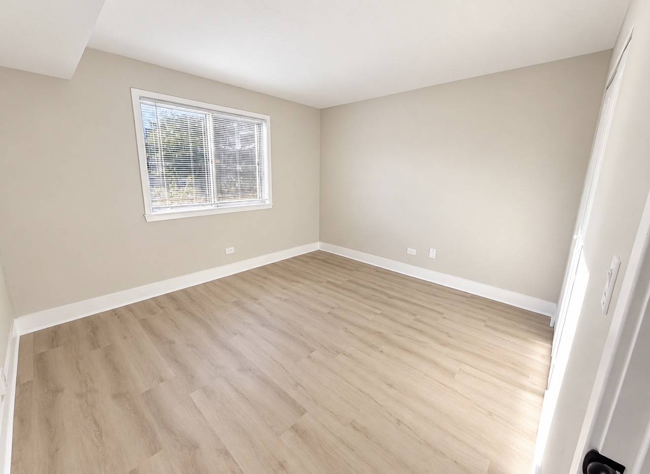 381 Oak Trails Road, Unit 201 Des Plaines, IL 60016 - Photo 2 of 14 Gallery Image 2