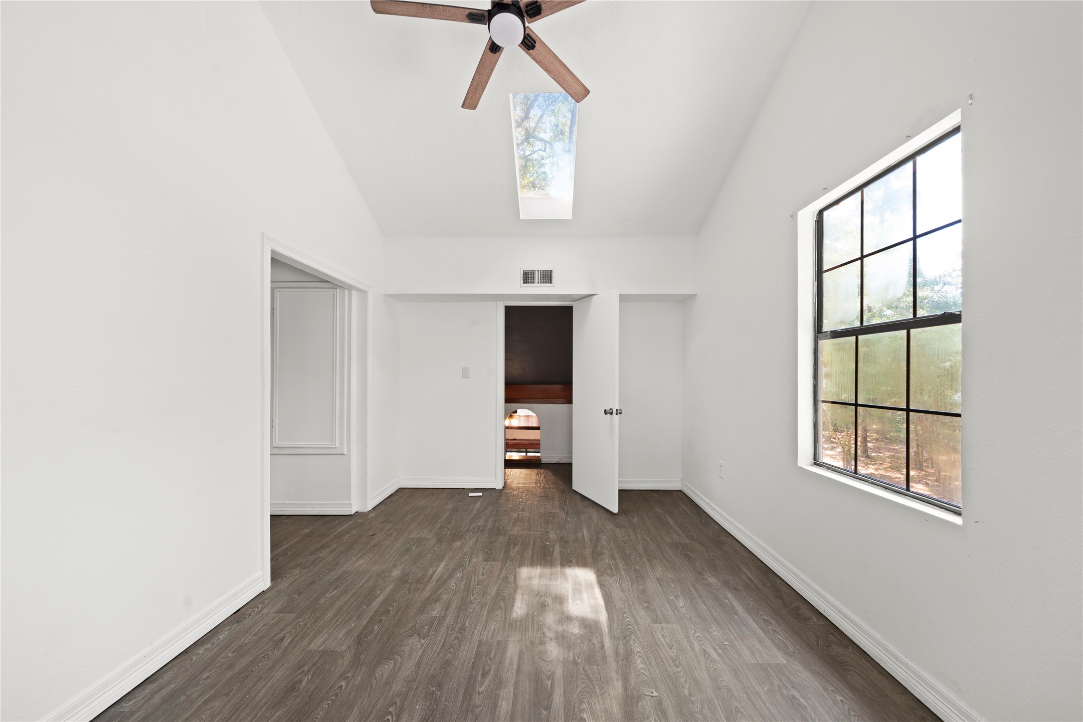 27607 Decker Woods Drive Magnolia, TX 77354 - Photo 30 of 48 an empty room with windows and closet