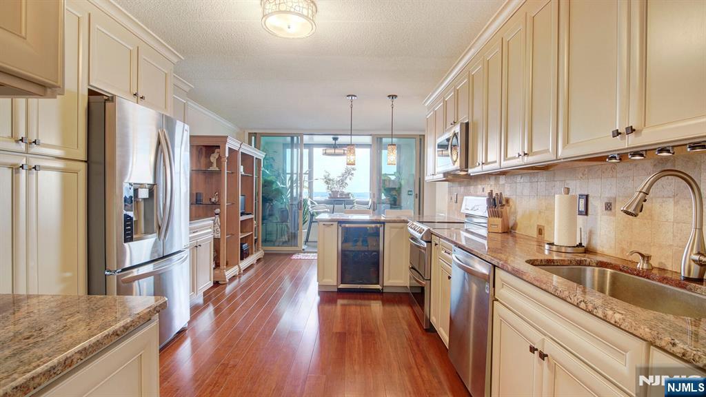 250 Gorge Road, Unit 28D Cliffside Park, NJ 07010 - Photo 9 of 40