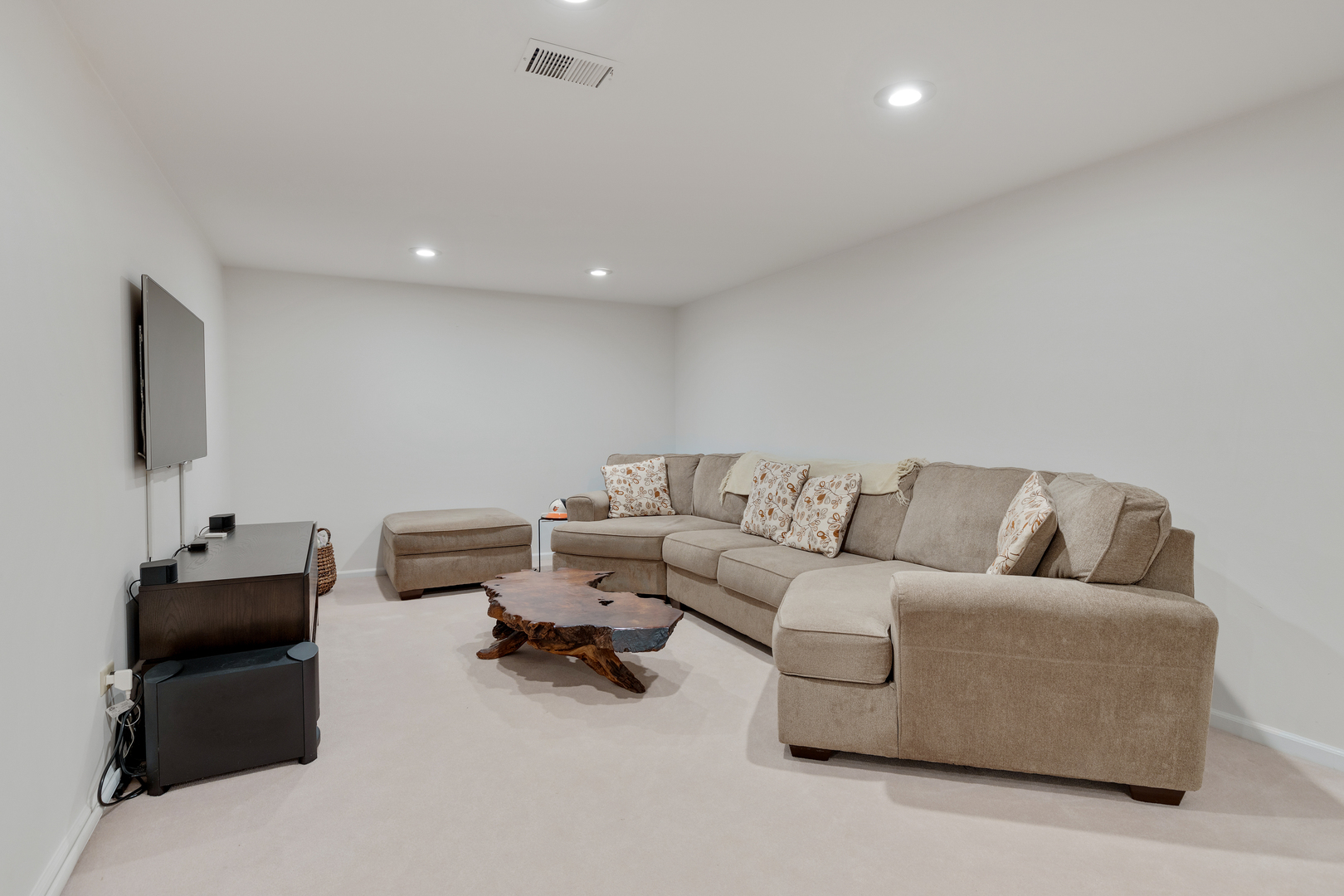 1805 Ashbury Lane, Unit 1805 Inverness, IL 60067 - Photo 11 of 21 a living room with furniture and a couch
