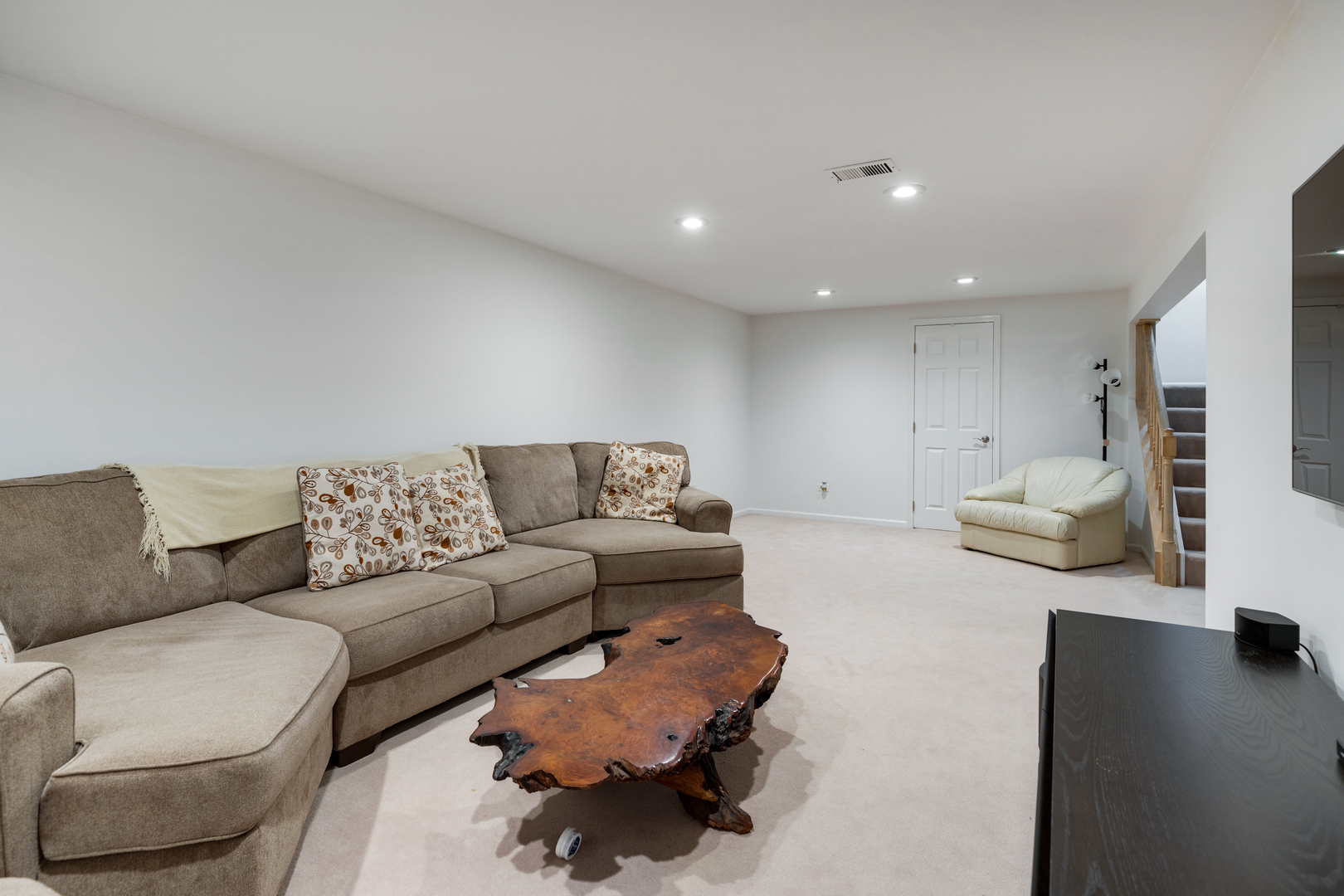 1805 Ashbury Lane, Unit 1805 Inverness, IL 60067 - Photo 12 of 21 a living room with furniture and a couch