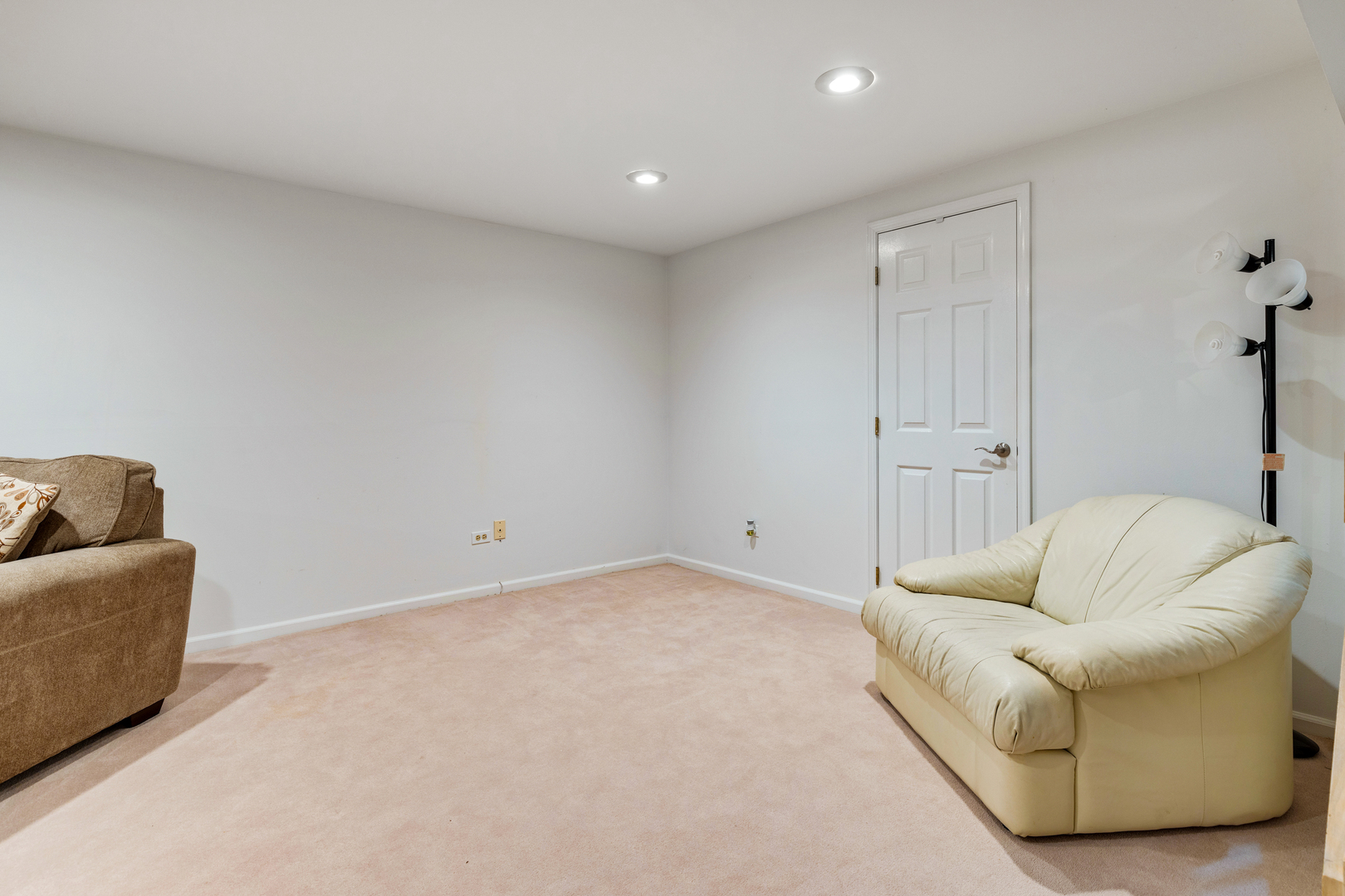 1805 Ashbury Lane, Unit 1805 Inverness, IL 60067 - Photo 13 of 21 a living room with furniture