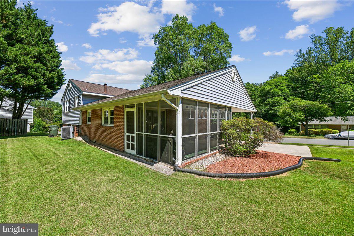 5643 Inverchapel Road Springfield, VA 22151 - Photo 6 of 65 Side