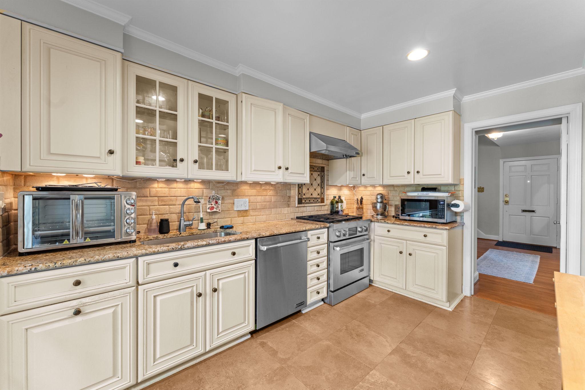 5121 Baltan Road Bethesda, MD 20816 - Photo 20 of 54 Granite countertops