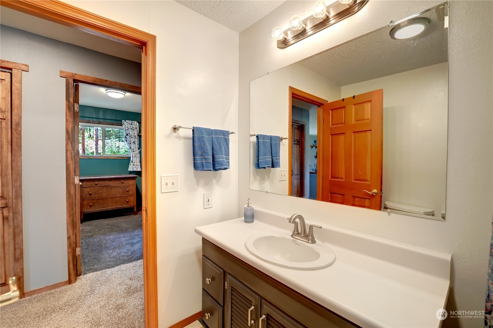6 Rising Eagle Road Twisp, WA 98856 - Photo 20 of 40 a en suite bathroom with a sink and a mirror