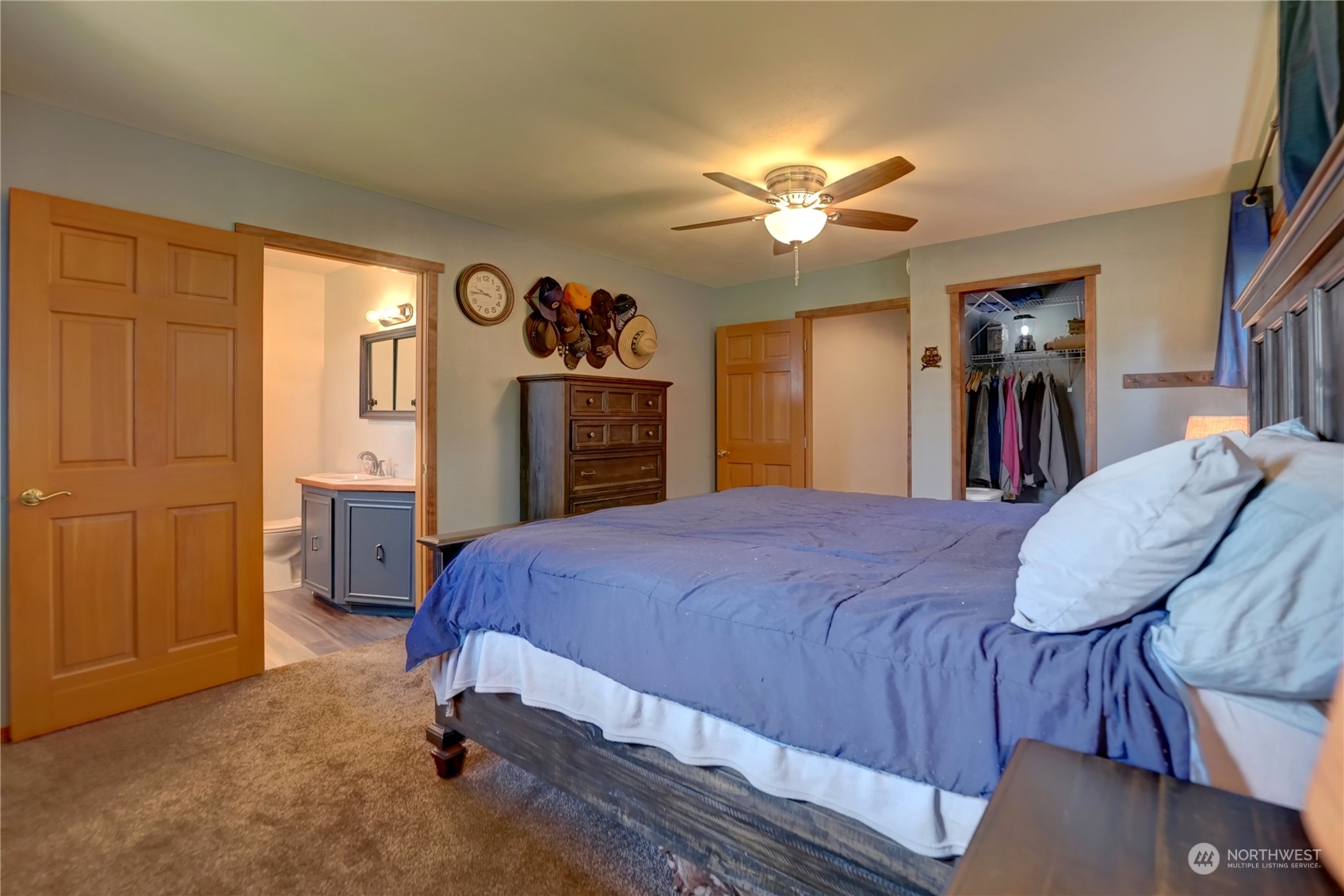 6 Rising Eagle Road Twisp, WA 98856 - Photo 24 of 40 a spacious bedroom with a bed and a chandelier