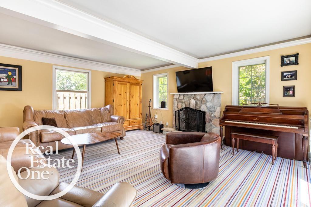 348 Touraine Road Grosse Pointe, MI 48236 - Photo 11 of 49 50179069-37E75E0B-37B8-4D84-8C38-99A814FFA68D.JPG