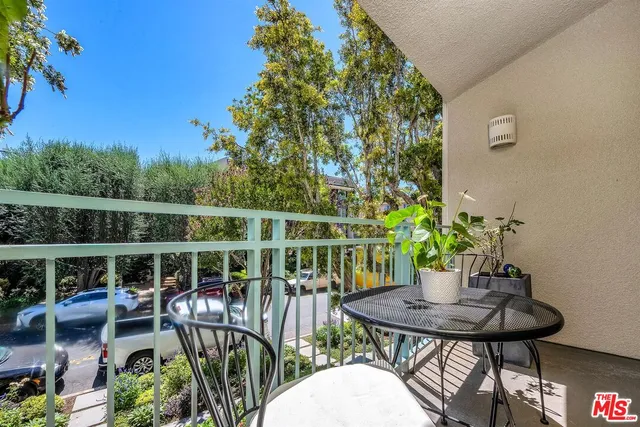 $975,000 | 14101 Dickens Street, Unit 4, Sherman Oaks, CA 91423