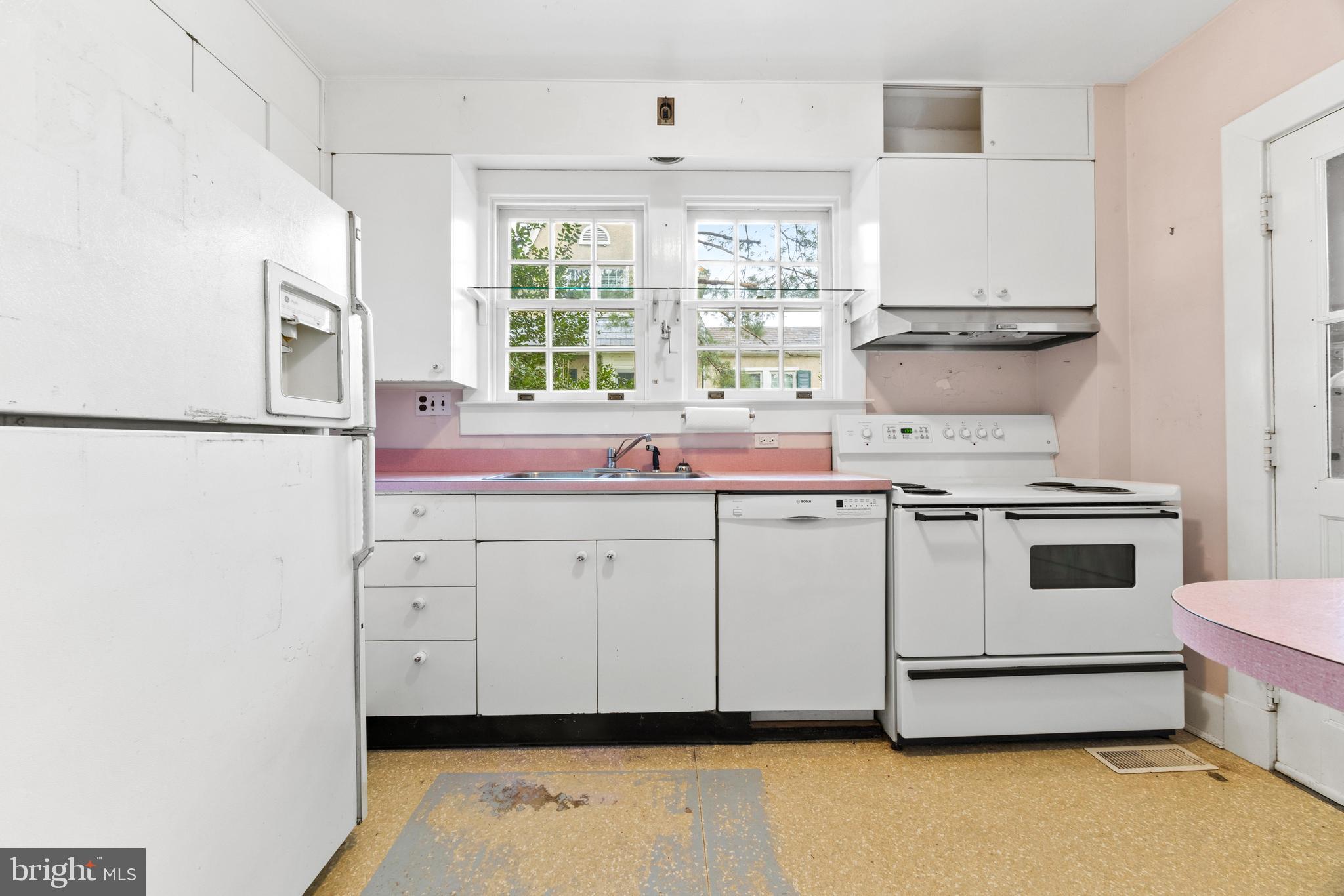 6405 Pinehurst Road Baltimore, MD 21212 - Photo 9 of 57