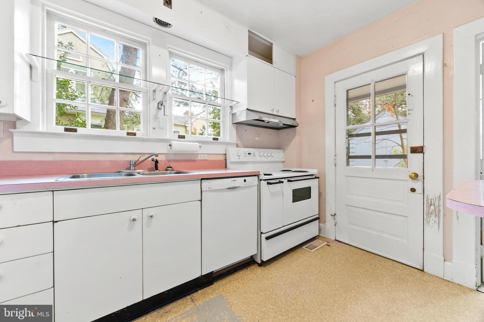 6405 Pinehurst Road Baltimore, MD 21212 - Photo 10 of 57
