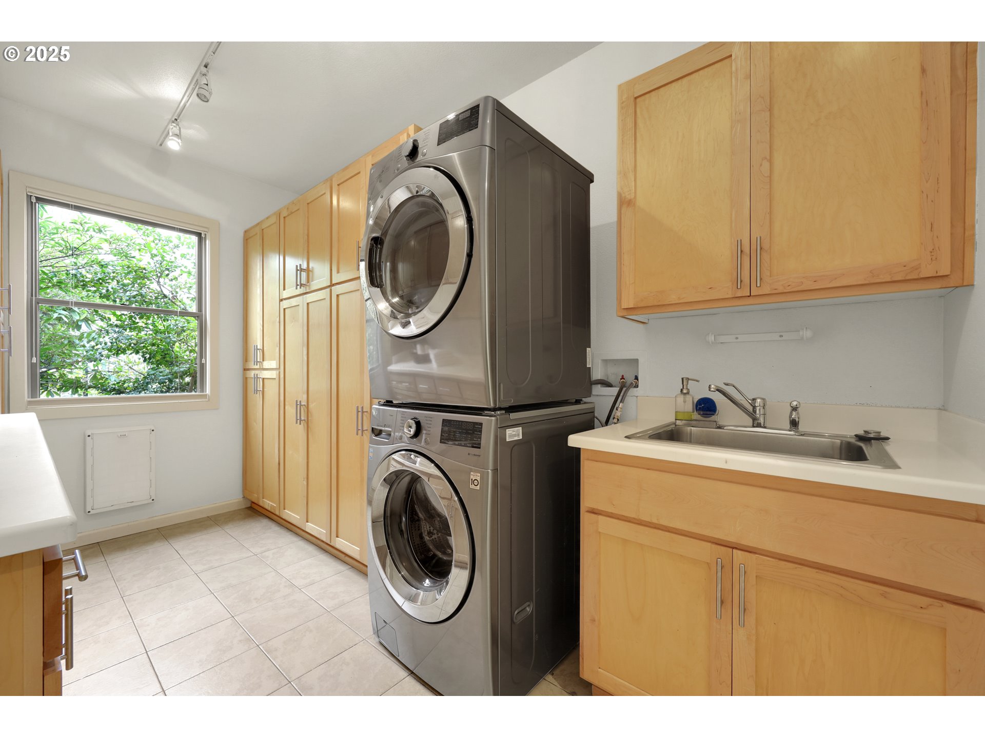 5147 Solar Heights Drive Eugene, OR 97405 - Photo 27 of 29 a utility room with dryer and washer