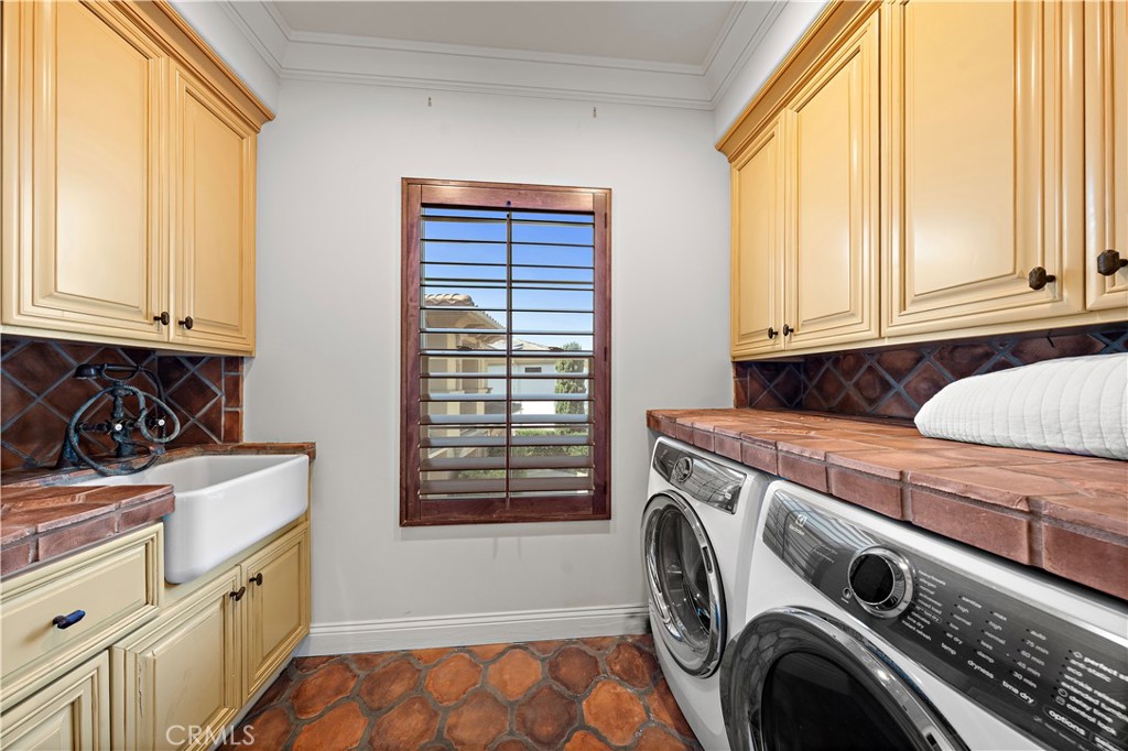 5 Via Monarca Street Dana Point, CA 92629 - Photo 26 of 57 a utility room with dryer and washer