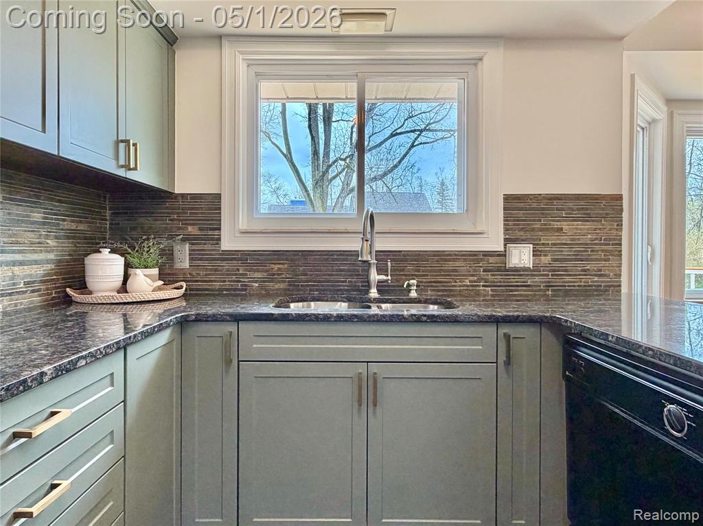 771 Edgewood Drive Rochester, MI 48306 - Photo 10 of 45 Gallery Image 10