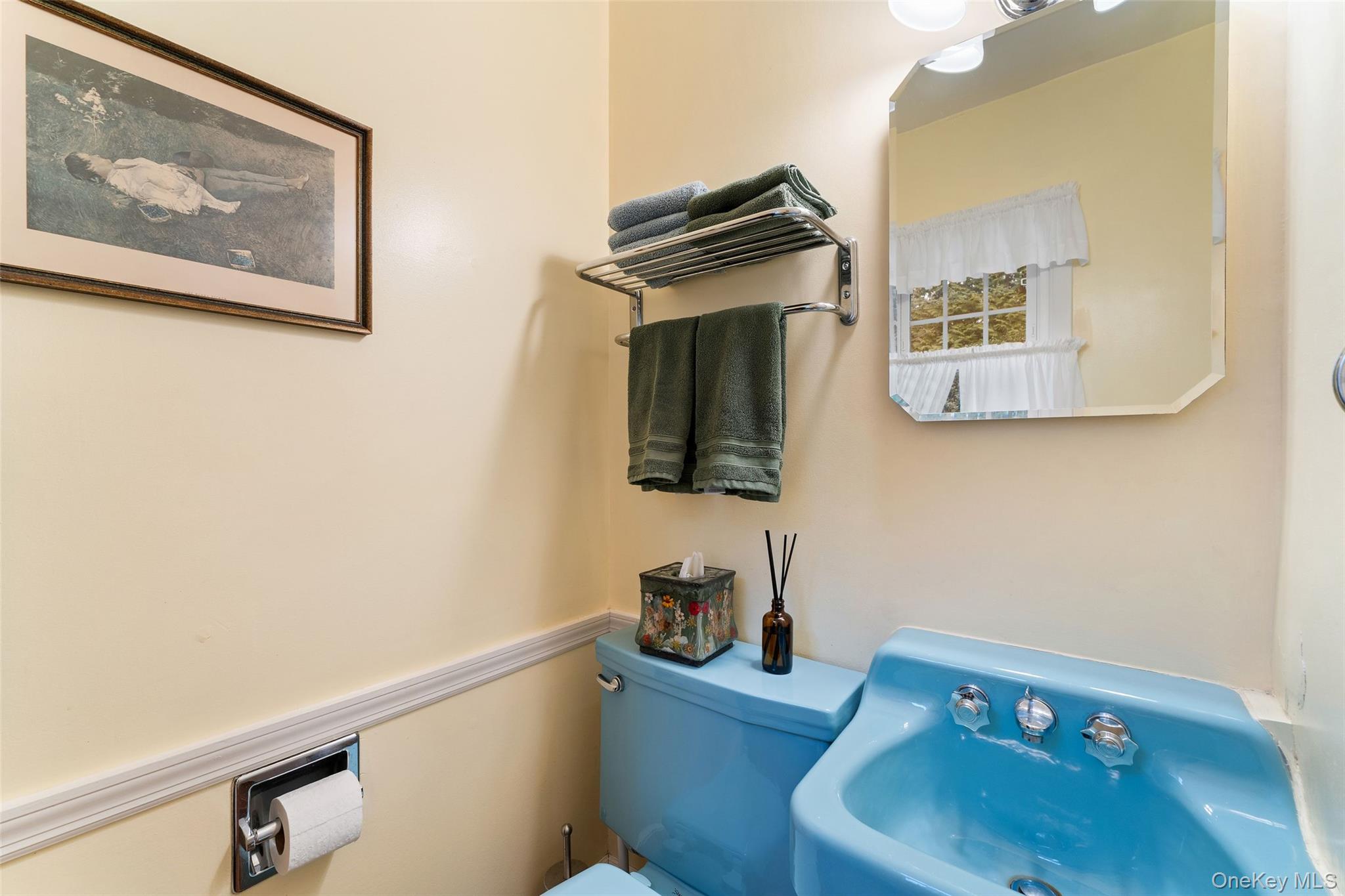 18 Tunstall Road Scarsdale, NY 10583 - Photo 12 of 32 Powder room