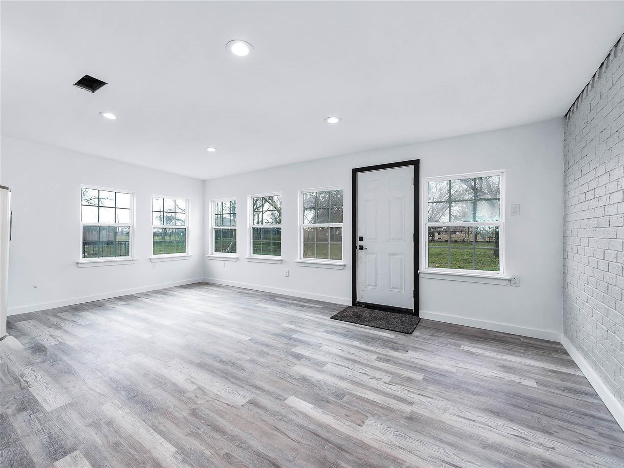 1619 County Road 387 Rosharon, TX 77583 - Photo 30 of 49 Enjoy backyard views from the sunroom, complete with central air and heat for year-round comfort.