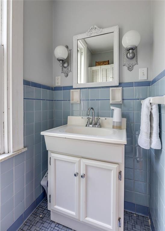 4 Ben Avon Heights Road Pittsburgh, PA 15202 - Photo 8 of 25 1st floor Powder Room