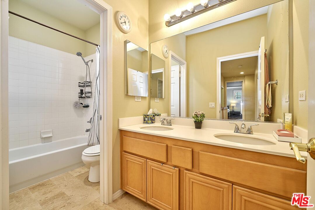 409 Spring Park Road Camarillo, CA 93012 - Photo 15 of 31 a bathroom with a double vanity sink toilet mirror and bathtub
