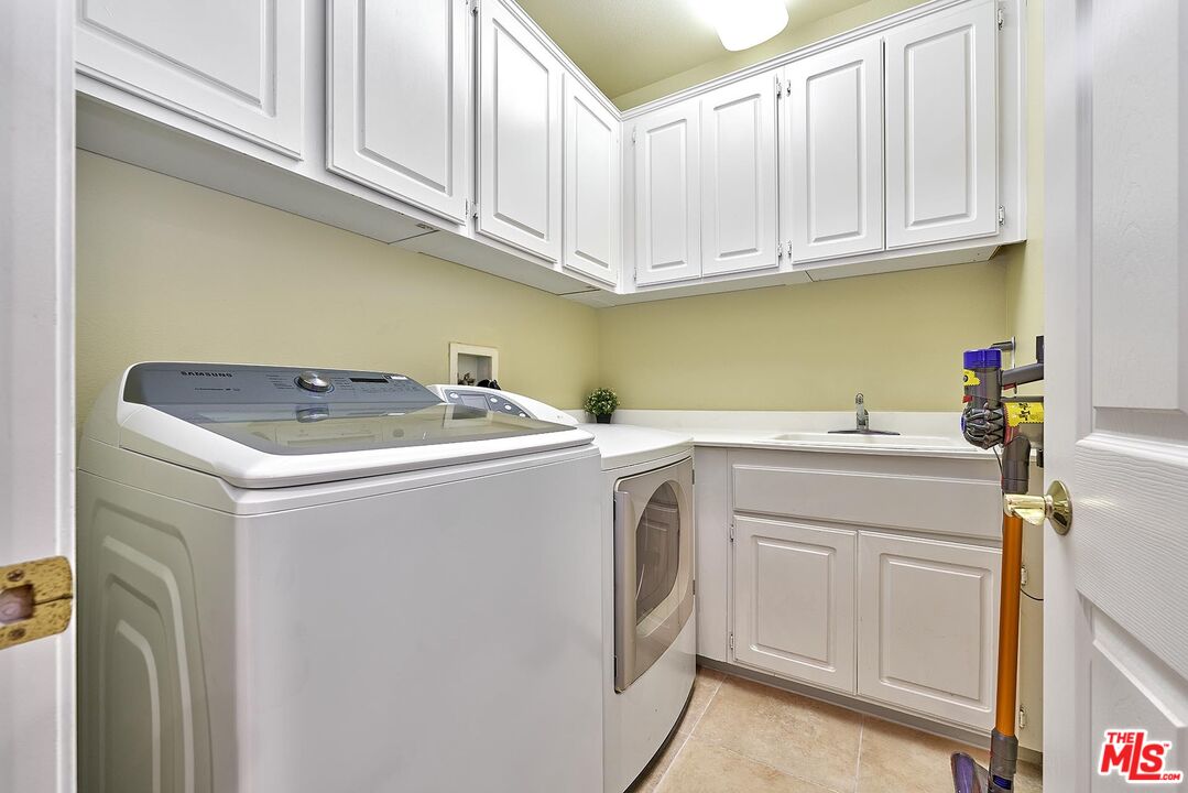409 Spring Park Road Camarillo, CA 93012 - Photo 20 of 31 a utility room with sink dryer and washer
