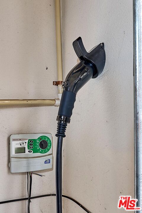 409 Spring Park Road Camarillo, CA 93012 - Photo 24 of 31 a room with table and chairs