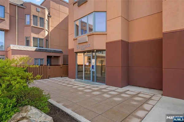 $2,500 | 302 Hancock Court, Unit 302, Edgewater, NJ 07020