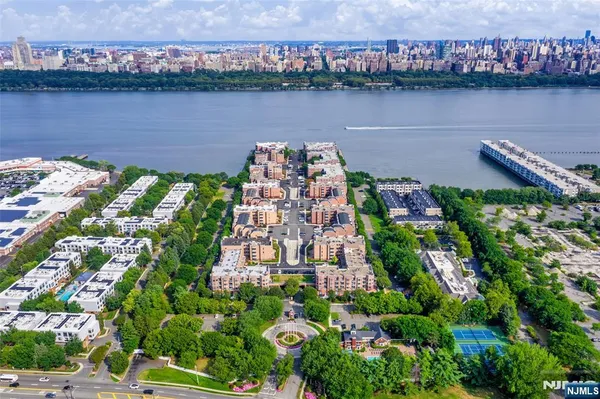 $2,500 | 302 Hancock Court, Unit 302, Edgewater, NJ 07020