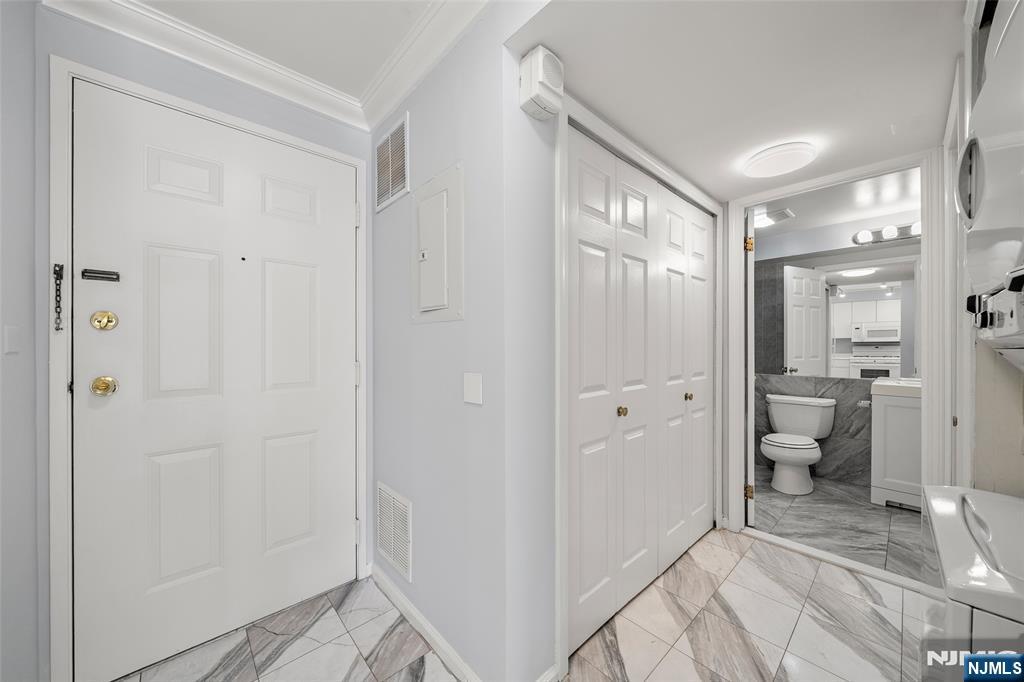 302 Hancock Court, Unit 302 Edgewater, NJ 07020 - Photo 2 of 15