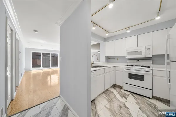 $2,500 | 302 Hancock Court, Unit 302, Edgewater, NJ 07020