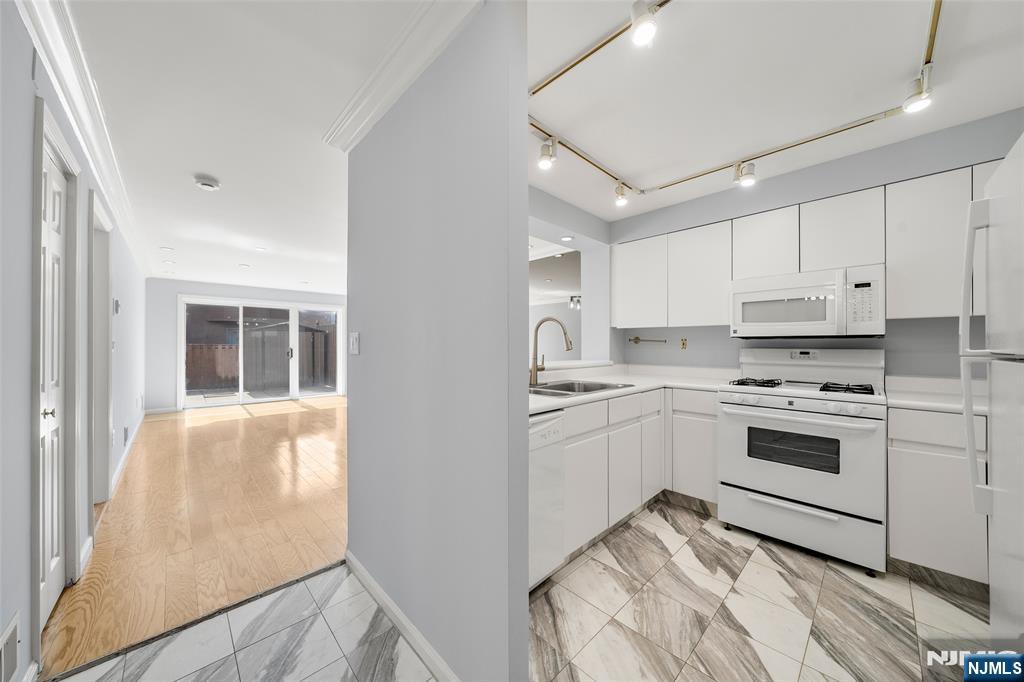 302 Hancock Court, Unit 302 Edgewater, NJ 07020 - Photo 3 of 15