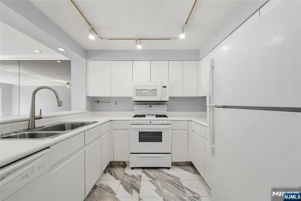 $2,500 | 302 Hancock Court, Unit 302, Edgewater, NJ 07020