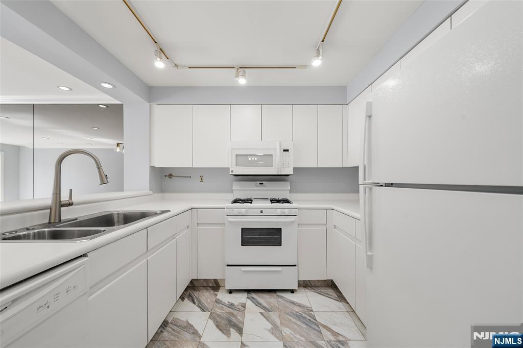 302 Hancock Court, Unit 302 Edgewater, NJ 07020 - Photo 4 of 15
