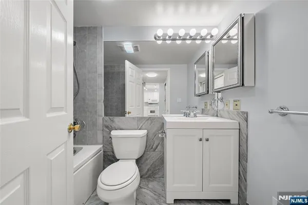 $2,500 | 302 Hancock Court, Unit 302, Edgewater, NJ 07020