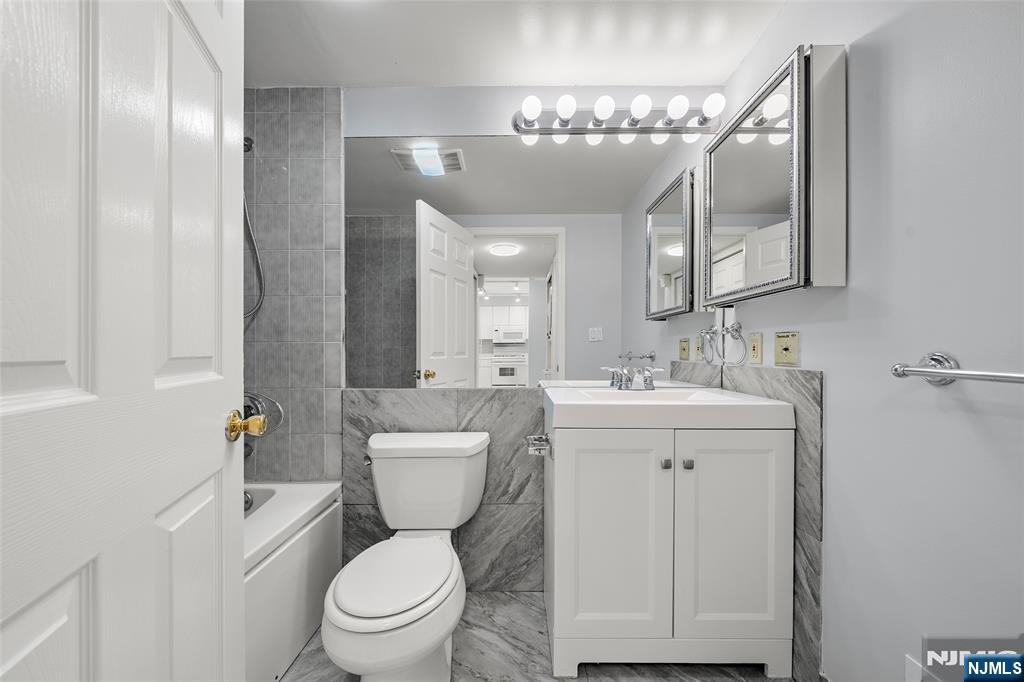 302 Hancock Court, Unit 302 Edgewater, NJ 07020 - Photo 5 of 15