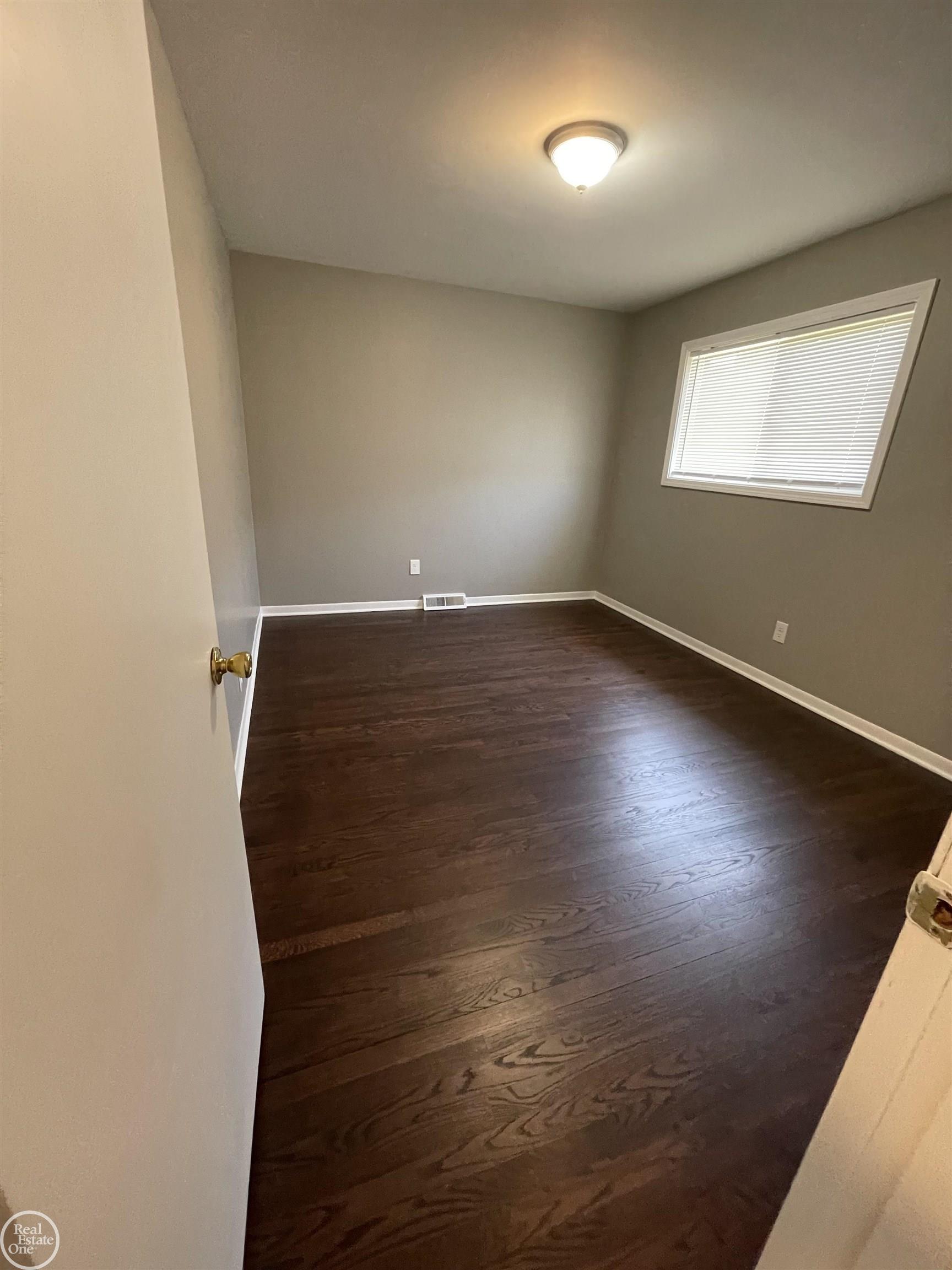 26404 Burg Road Warren, MI 48089 - Photo 13 of 35 50174300-2ce104d6-3a8f-40da-a32b-fecc68db4bfe.JPG