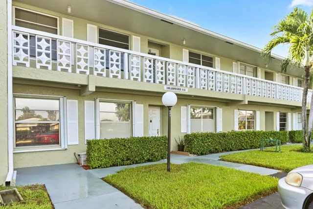 $1,900 | 2460 Juniper Drive, Unit 203, Delray Beach, FL 33445