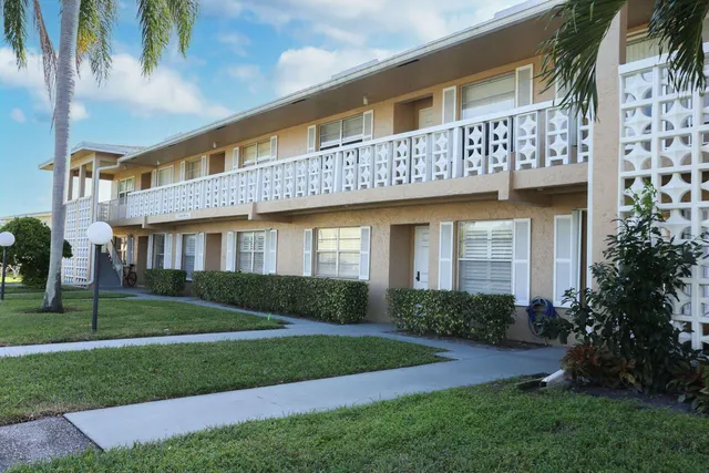 $1,900 | 2480 Juniper Drive, Unit 203, Delray Beach, FL 33445