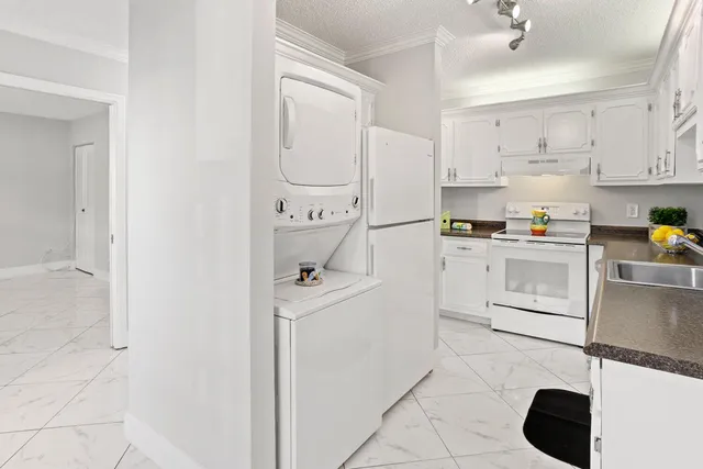 $1,900 | 2480 Juniper Drive, Unit 203, Delray Beach, FL 33445