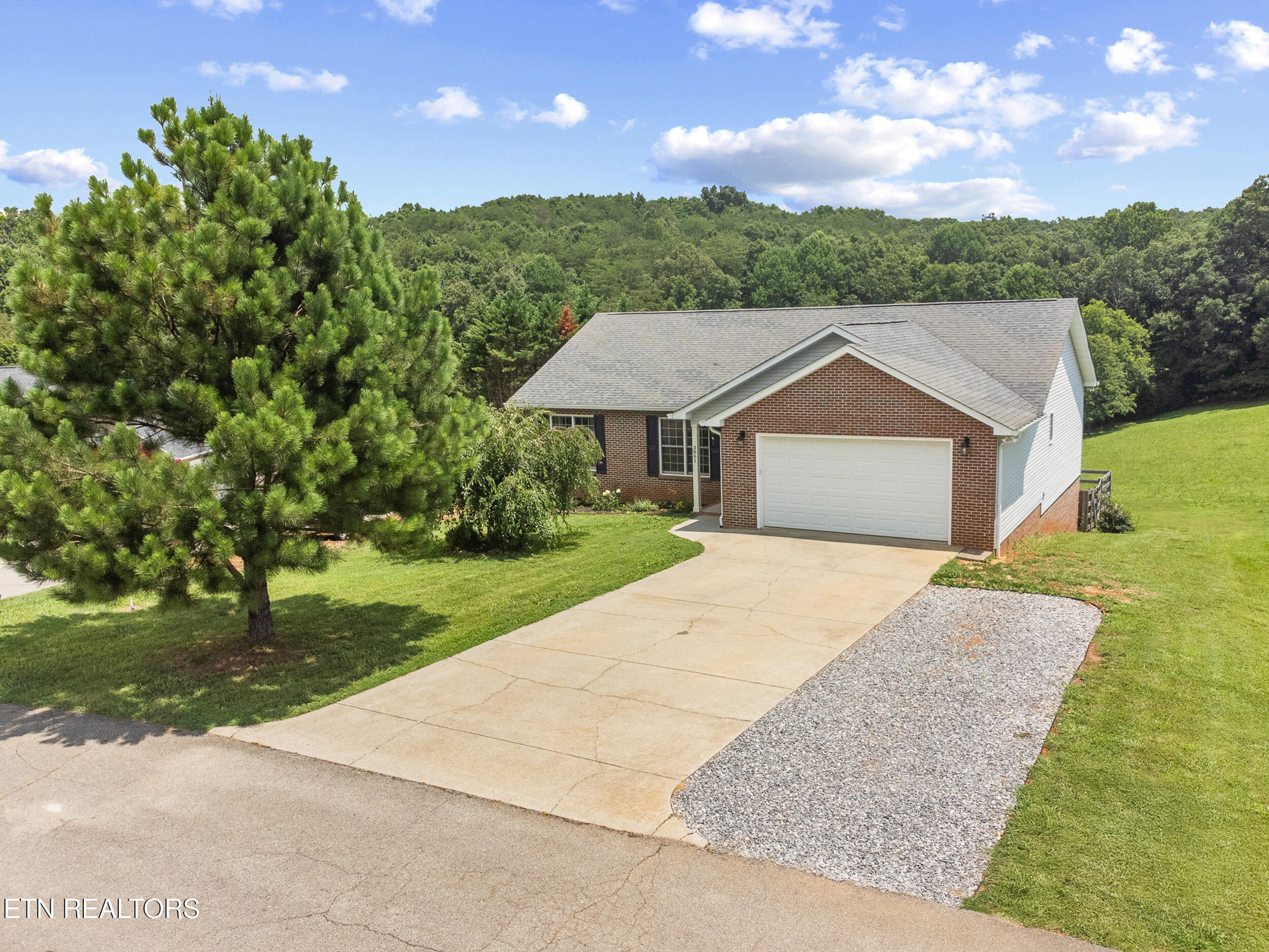3861 Valentine Road Maryville, TN 37804 - Photo 2 of 34 Front right