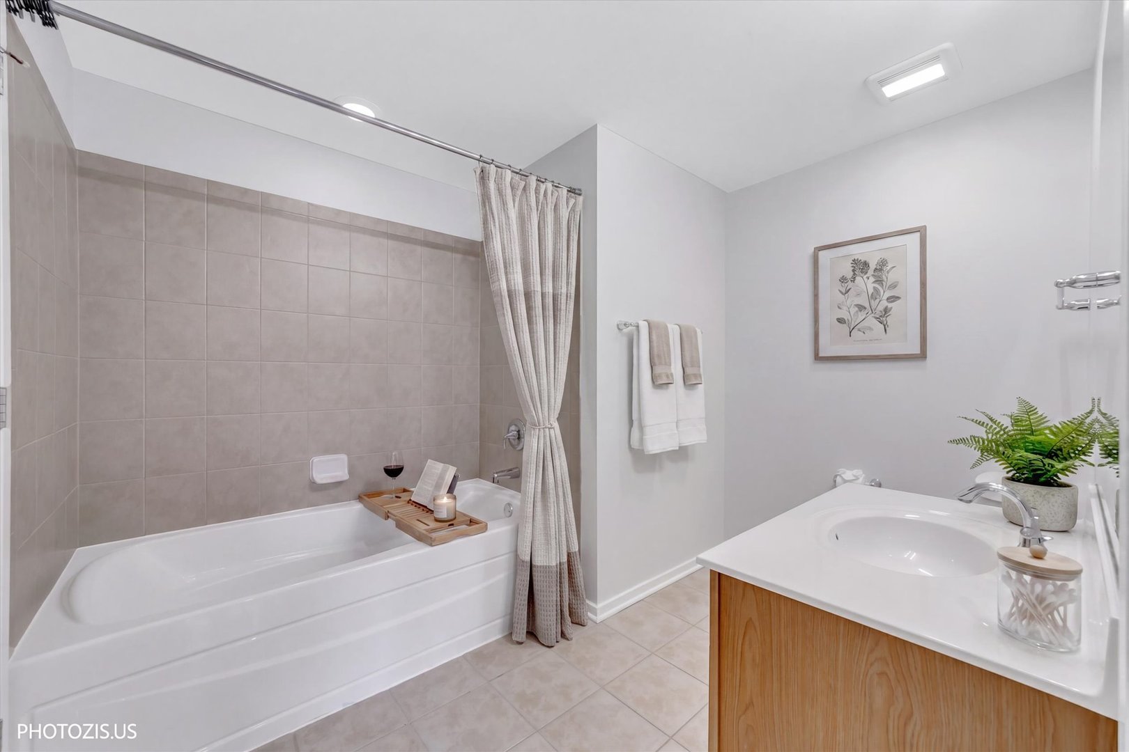 520 South State Street, Unit 712 Chicago, IL 60605 - Photo 18 of 28 a bathroom with a tub a sink and mirror