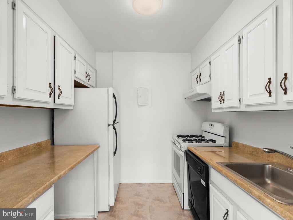 3822 Bel Pre Road, Unit 589 Silver Spring, MD 20906 - Photo 3 of 29 Kitchen