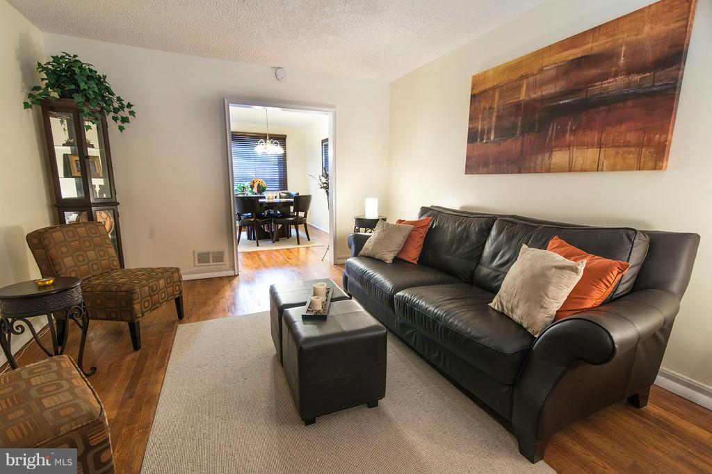 515 Random Road Baltimore, MD 21229 - Photo 1 of 12 Living Room