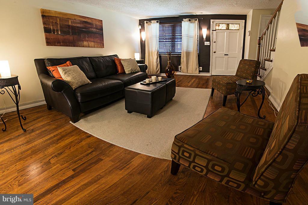 515 Random Road Baltimore, MD 21229 - Photo 11 of 12 Living Room