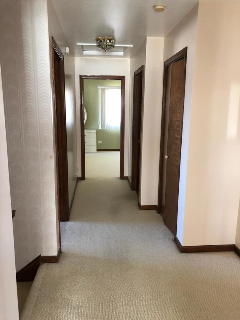 1891 President Street Glendale Heights, IL 60139 - Photo 20 of 23 an entryway with a hallway