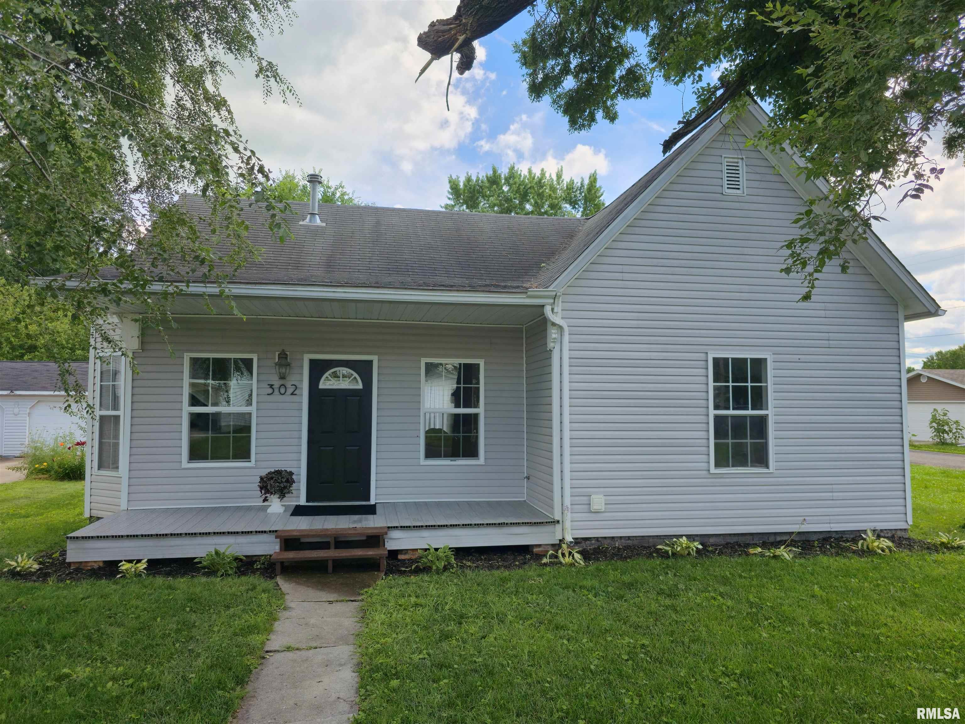 302 East Smith Street Colchester, IL 62326 - Photo 1 of 21