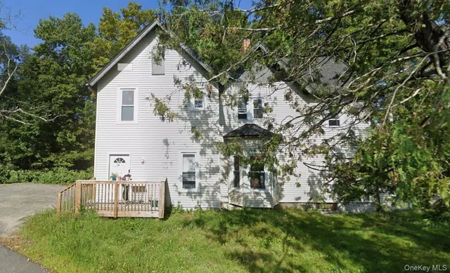 a view of a house with a yard