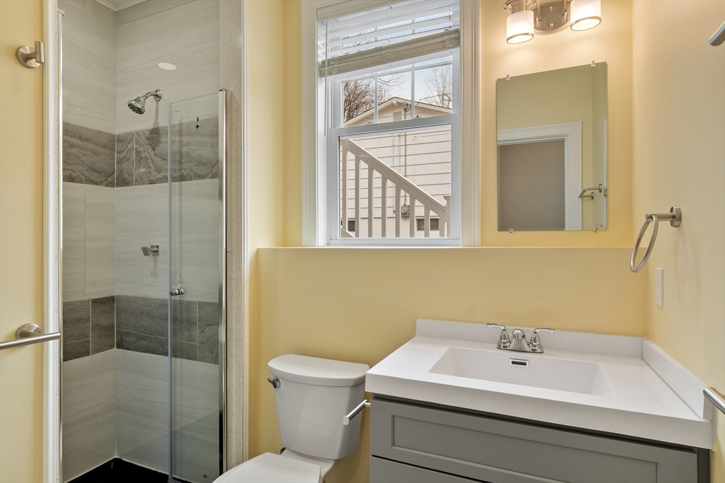 23 Leslie Road Worcester, MA 01605 - Photo 8 of 37