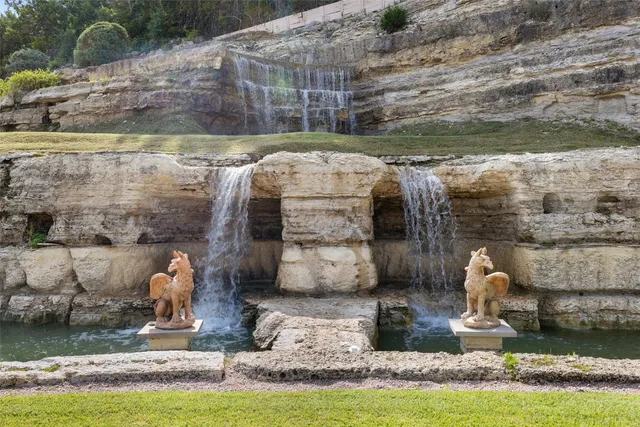 a water fountain in the middle of a yard