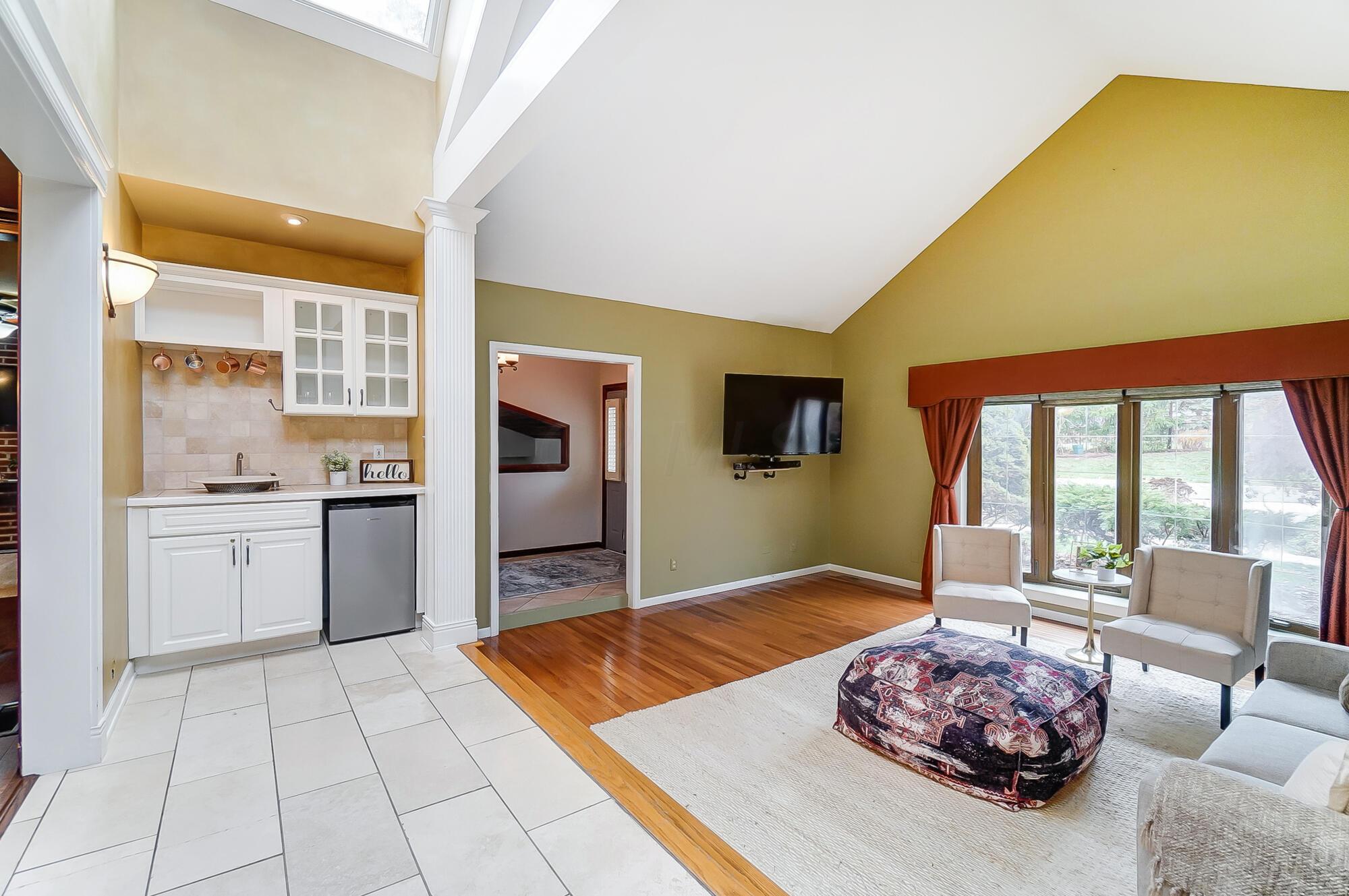 4084 Kenny Road Columbus, OH 43220 - Photo 28 of 63 Family room with vaulted ceilings